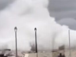 Παράλιο Άστρος: Βίντεο ντοκουμέντο με τη στιγμή που τα κύματα «χτυπούν» και παρασέρνουν τον άτυχο λιμενικό limenikos astros stigmi 1200x630.jpg