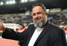 Η υψωμένη γροθιά του Βαγγέλη Μαρινάκη και οι πανηγυρισμοί των παικτών του Ολυμπιακού για την κατάκτηση του Betsson Super Cup marinakis 3 1200x630.jpg