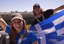 Τσιτσιπάς και Σάκκαρη ανέβηκαν στην οροφή του γηπέδου στο Περθ και ανέμισαν την ελληνική σημαία screenshot 2026 01 03 221922 1200x630.png