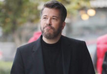 Χάρης Βαρθακούρης: Δεν αντιλαμβανόμουν ότι ο μπαμπάς μου ήταν σταρ, ρωτούσα γιατί μας χαιρετάνε στο φανάρι xaris varthakouris ndp 1200x630.jpg