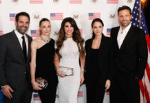 Gala για την προβολή του ντοκιμαντέρ Melania: Λαλίστατη η Κίμπερλι Γκίλφοϊλ, από την πίσω πόρτα ο Αργυρός 141781c89525e0c8917230326c5dcb4b L.jpg