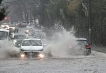 Κακοκαιρία: Οι χάρτες με τις «κόκκινες» περιοχές και τα ύψη βροχής που αναμένονται την Κυριακή σε Αττική και Γλυφάδα kakokairia kataigida eurok 1200x630.jpg