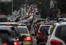 Κίνηση στους δρόμους: Ουρές χιλιομέτρων από το Χαϊδάρι έως τον Ασπρόπυργο – Απέραντο πάρκινγκ και τα 2 ρεύματα του Κηφισού kinisi dromoi eurok 1200x630.jpg