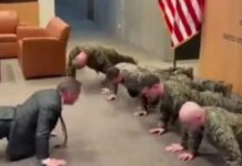 Ο Μάικ Γουόλτς κουστουμαρισμένος κάνει push-ups με τους πεζοναύτες στη Γενεύη mike waltz 1200x630.jpg