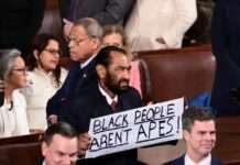 Δημοκρατικός βουλευτής σήκωσε πλακάτ που έγραφε «οι μαύροι δεν είναι πίθηκοι» ενώ μιλούσε ο Ντόναλντ Τραμπ – Αποβλήθηκε από την αίθουσα trump congress2 1 1200x630.jpg