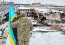 Πόλεμος στην Ουκρανία: H ουκρανική σημαία υψώθηκε σήμερα δίπλα στη σημαία της Ευρωπαϊκής Ένωσης ukraine reuters 3 1200x630.jpg