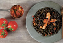 Ταλιατέλες με μελάνι σουπιάς, γαρίδες και ανάμεικτα όστρακα 45241251456314563148.jpg