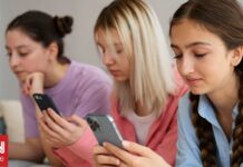 b7badac7 side view girls holding smartphones og.jpg