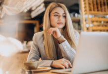 Ημέρα της Γυναίκας: Oι 9 θλιβερές πρωτιές των εργαζόμενων γυναικών στην Ελλάδα business woman sitting cafe working online 618x412.jpg