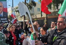 Σαμπάνιες και μουσική έξω από την πρεσβεία του Ιράν στην Αθήνα – Ξέφρενοι πανηγυρισμοί για τον θάνατο του Χαμενεΐ iran 2 1200x630.jpg