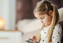 koritsi kinito paidi istock 1200x630.jpg