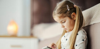 koritsi kinito paidi istock 1200x630.jpg