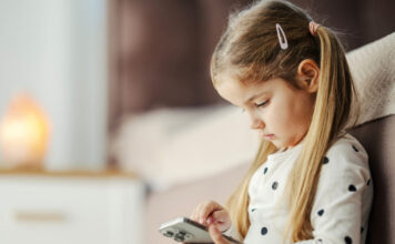 koritsi kinito paidi istock 1200x630.jpg