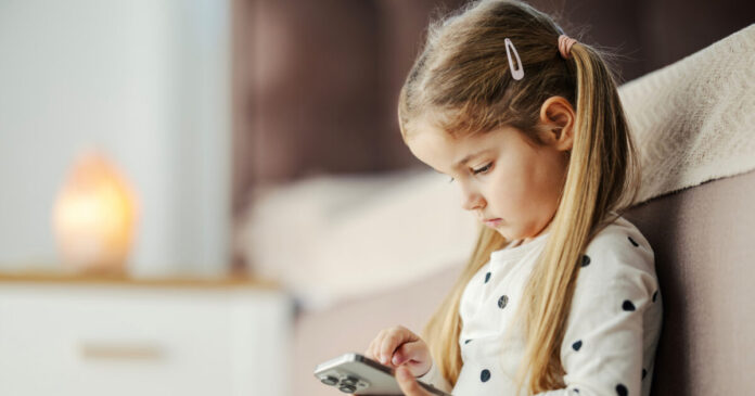 koritsi kinito paidi istock 1200x630.jpg