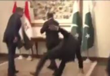 Ο υπουργός Εξωτερικών του Πακιστάν γλίστρησε και έπεσε την ώρα που υποδεχόταν τον Αιγύπτιο ομόλογό του pakistan toumpa 1 1200x630.jpg