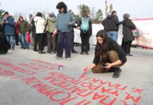 Τέμπη: Διαδηλωτές έβαψαν με κόκκινη μπογιά τα ονόματα των νεκρών tempi onomata 1 1200x630.jpg