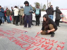 Τέμπη: Διαδηλωτές έβαψαν με κόκκινη μπογιά τα ονόματα των νεκρών tempi onomata 1 1200x630.jpg