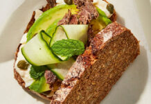 Αυγό, καβουρμάς και φρεσκάδα: το απόλυτο comfort sandwich 023103251032561036.jpg