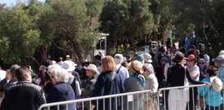 akropoli touristes orange 1200x630.jpg