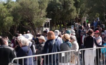 akropoli touristes orange 1200x630.jpg