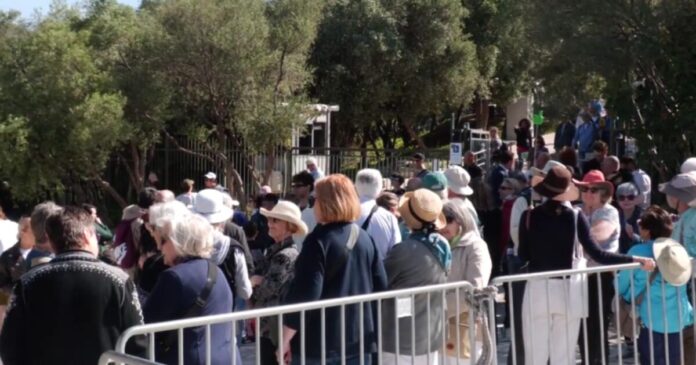 akropoli touristes orange 1200x630.jpg