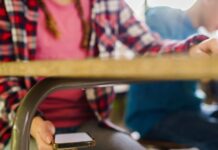 23.000 αποβολές στα σχολεία λόγω κινητού τηλεφώνου: Το αποτύπωμα της ψηφιακής απόσπασης στις τάξεις istock 2210255295 1200x630.jpg