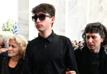 Βασίλης Ρίζος: Τελευταίο αντίο στον γιο της Θεανώς Φωτίου – Τσίπρας και Κακλαμάνης στην πολιτική κηδεία kideia eurok 1 1200x630.jpg