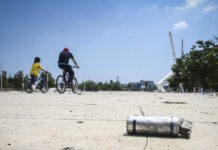 Μενίδι: «Υπήρχε μια αναμμένη κροτίδα και πήγε να βάλει επιπλέον μπαρούτι» αποκαλύπτει ο αδερφός του 14χρονου που του ακρωτηρίασαν τον αντίχειρα krotida 1200x630.jpg