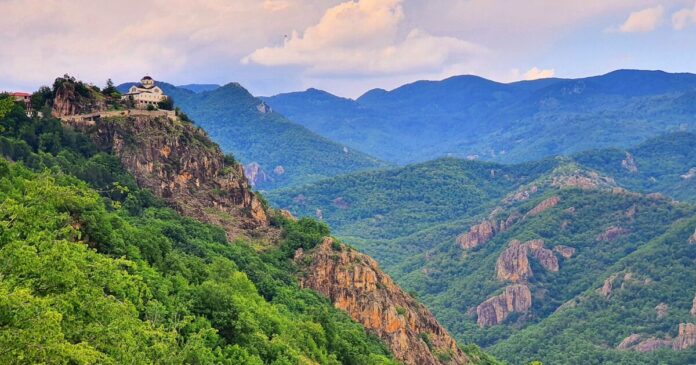 moni metamorfoseos 1200x630.jpg