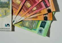 Bloomberg: Στο 4,9% το πλεόνασμα του 2025 για την Ελλάδα – Τι αναφέρει για τα νέα μέτρα στήριξης pleonasma 1 1.jpg