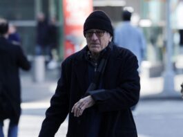 Ο Ρόμπερτ Ντε Νίρο κάνει κούνια την 3χρονη κόρη του στην παιδική χαρά robert de niro 1200x630.jpg