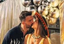 Ρία Ελληνίδου – Δημήτρης Αλεξάνδρου: Το φιλί στο στόμα και οι εικόνες από το κοινό πάρτι για τα γενέθλιά τους ria ellinidou 3 1200x630.webp.webp