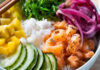 Poke bowl με σολομό: Πώς να φτιάξετε το δροσερό γεύμα στο σπίτ