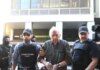 Αλέξανδρος Γιωτόπουλος: Με χειροπέδες βγήκε από τη ΓΑΔΑ ο αρχηγός της 17Ν – Οδηγείται στην Εισαγγελία Εφετών Πειραιά