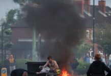 Χάος στο Μπέλφαστ μετά την απόπειρα αποκεφαλισμού από έναν Σουδανό – Φωτιές, συγκρούσεις και κυνηγητό στους δρόμους belfast 1200x630.jpg
