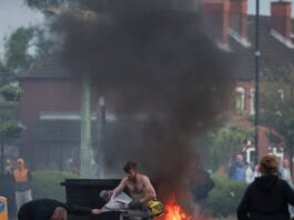 Χάος στο Μπέλφαστ μετά την απόπειρα αποκεφαλισμού από έναν Σουδανό – Φωτιές, συγκρούσεις και κυνηγητό στους δρόμους belfast 1200x630.jpg