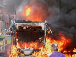 Χάος στο Μπέλφαστ μετά την απόπειρα αποκεφαλισμού από Σουδανό – Φωτιές, συγκρούσεις και κυνηγητό στους δρόμους belfast 2 1200x630.jpg