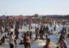 Γάζα: Στη μολυσμένη θάλασσα η λύτρωση από τη ζέστη – Οι εκτοπισμένοι δροσίζονται και πλένουν τα ρούχα τους, «φούρνος» οι σκηνές