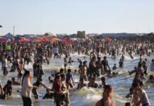 Γάζα: Στη μολυσμένη θάλασσα η λύτρωση από τη ζέστη – Οι εκτοπισμένοι δροσίζονται και πλένουν τα ρούχα τους, «φούρνος» οι σκηνές
