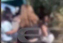 Εύβοια: Η στιγμή που μαθήτριες πιάνονται στα χέρια έξω από σχολείο – «Θα μπορούσα να έχω πάρει το παιδί μου σε κάσα»