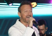Κώστας Καραφώτης: Με τη γυναίκα μου είμαστε μόνοι μας, δεν υπάρχουν γονείς εδώ, μεγαλώνουμε το παιδί οι δυο μας