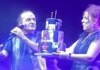Βασίλης Παπακωνσταντίνου: Η έκπληξη της συζύγου του, Ελένης Ράντου, πάνω στη σκηνή για τα 76α γενέθλιά του