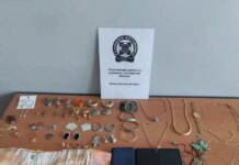 Πειραιάς: 30χρονος πιάστηκε στα «πράσα» την ώρα που προσπαθούσε να εξαπατήσει γυναίκα – Της ζήτησε να βγάλει τα κοσμήματα και να τα βάλει σε κάδο απορριμμάτων