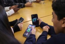 Σε σοκ οι Βρετανοί έφηβοι μετά την απαγόρευση Snapchat, TikTok, YouTube, Instagram, Facebook και X – «Τώρα θα κοιτάζω τον τοίχο»