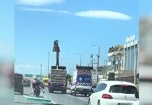 Κηφισός: Βίντεο με ζευγάρι να γλιτώνει από κομμάτια πινακίδας, που «ξηλώθηκε» από γερανό