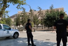 Επίθεση με μαχαίρι στην Ακρόπολη: «Είδα τη γυναίκα μαχαιρωμένη να αιμορραγεί», λέει αυτόπτης μάρτυρας