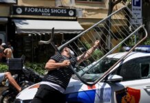 Αλβανία: Άγρια επεισόδια έξω από το κοινοβούλιο για το θέρετρο του Κούσνερ – Δακρυγόνα, συλλήψεις και τραυματίες