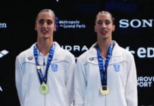 Η απονομή του χρυσού μεταλλίου στις αδερφές Αλεξανδρή για τη νίκη τους στο ευρωπαϊκό πρωτάθλημα υγρού στίβου