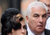 Έιμι Γιουάινχάουζ: Ο πατέρας της θα πληρώσει 1,1 εκατομμύριο λίρες σε δυο φίλες της – Τις είχε κατηγορήσει ότι πούλησαν τα ρούχα της