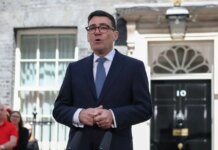 Νέος πρωθυπουργός της Βρετανίας ο Άντι Μπέρναμ: «Ο κόσμος μπούχτισε με την πολιτική – Πρέπει να γίνουμε καλύτεροι»